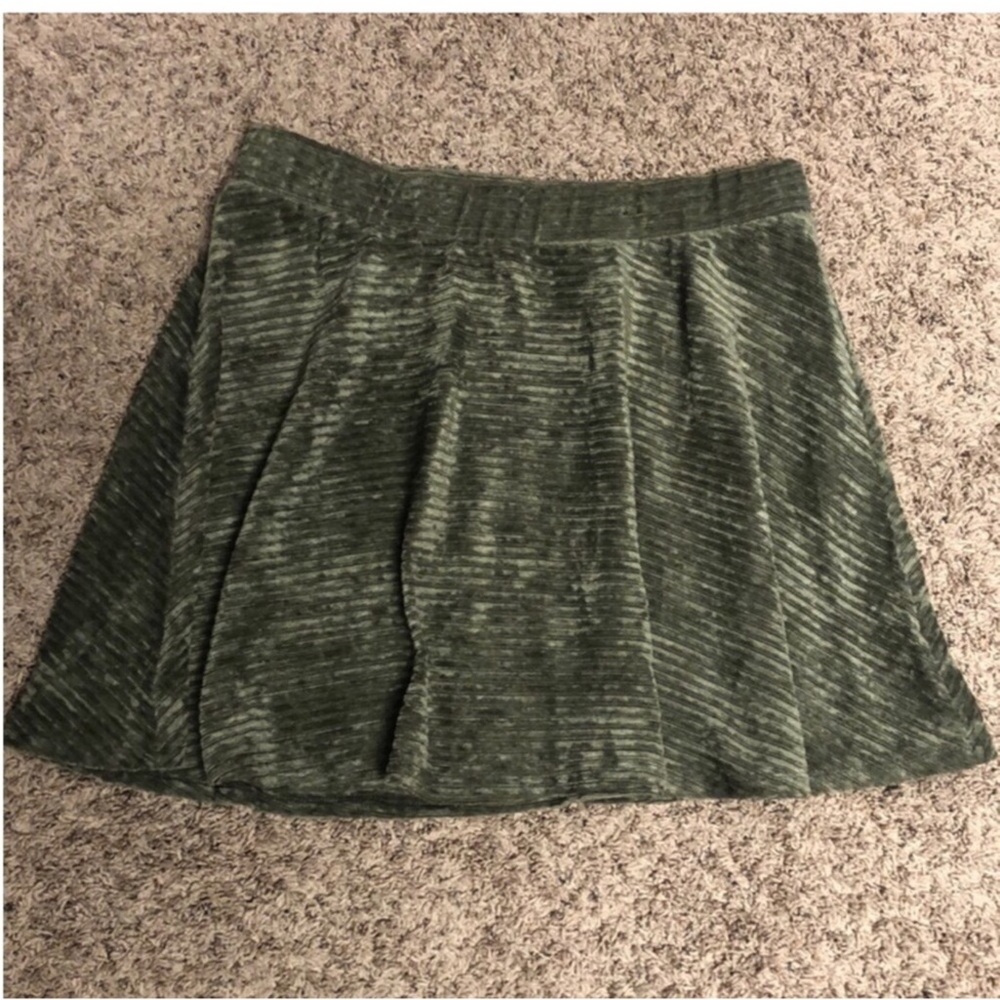 3/$15 ❤️ SO army green ribbed velour skater skirt L